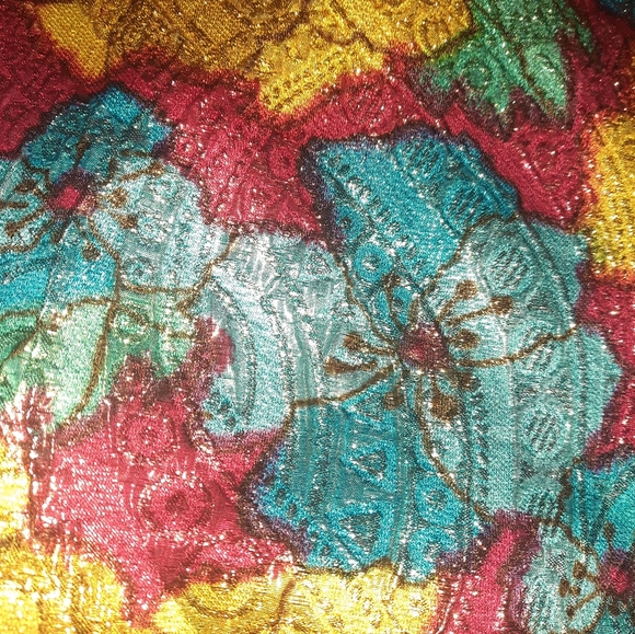 6 yards floral embossed material - Picture 5 of 7